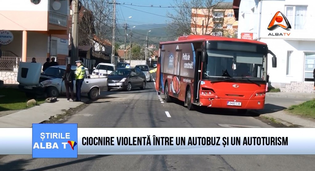 ciocnire-violenta-intre-un-autobuz-si-un-autoturism