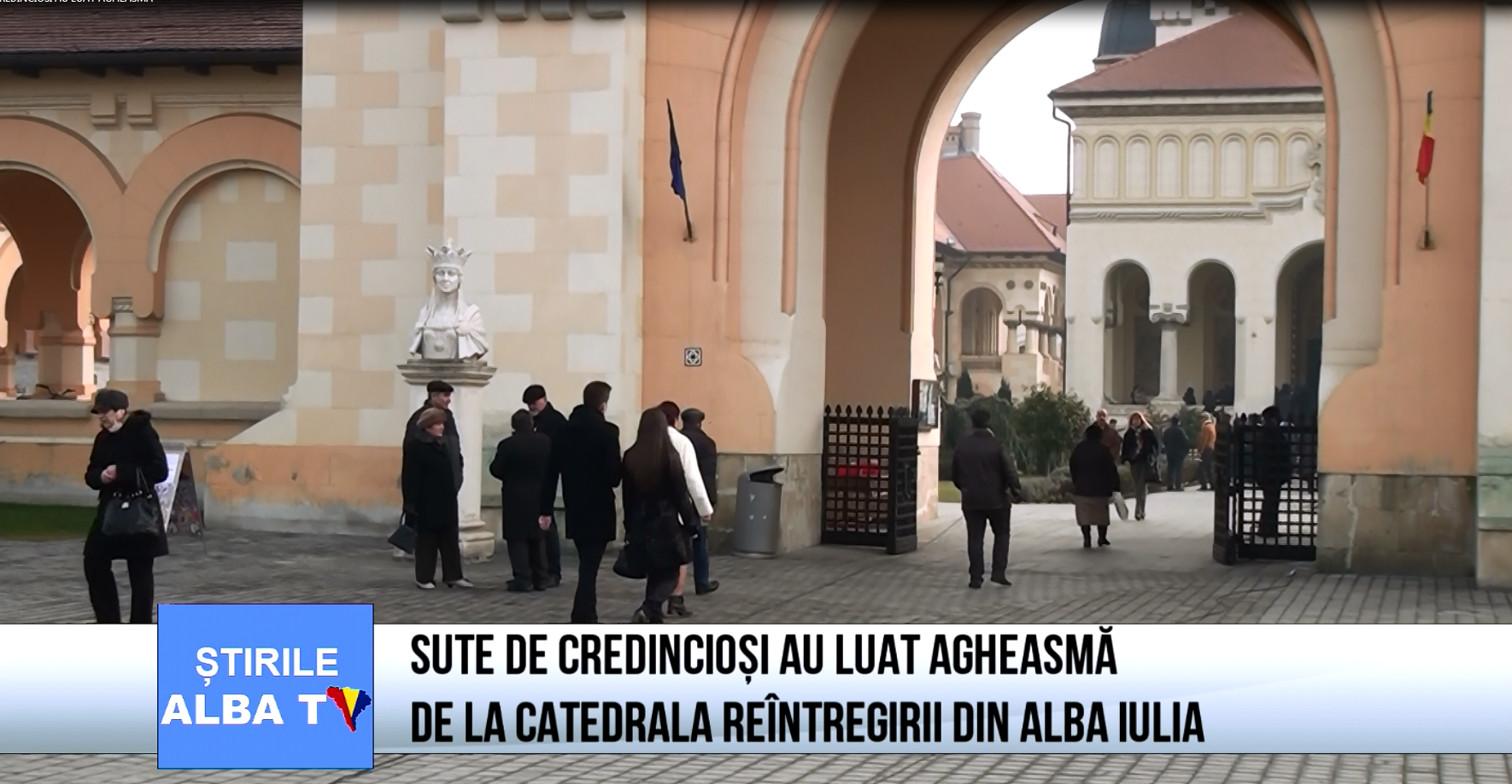 sute-de-credinciosi-au-luat-agheasma-de-la-catedrala-reintregirii-din-alba-iulia