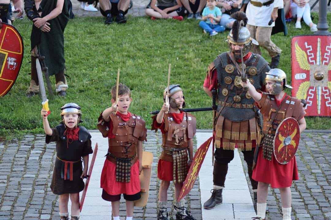 Garda Apulum a pregătit un spectacol special de 1 iunie, când se sărbătorește Ziua Internațională a Copilului garda apulum alba iulia 1 iunie carolinatv