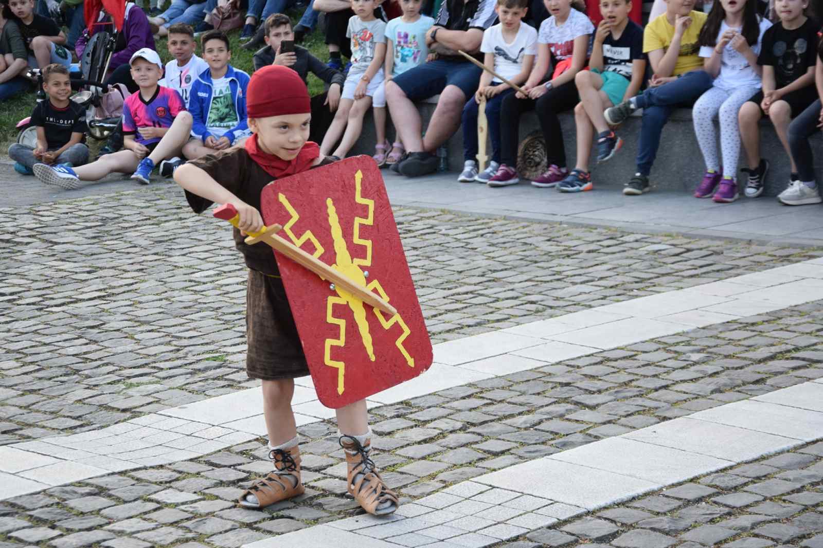 Garda Apulum a pregătit un spectacol special de 1 iunie, când se sărbătorește Ziua Internațională a Copilului garda apulum alba iulia