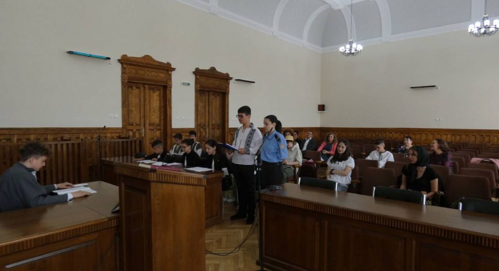 proces alba iulia elevi  În sala de judecată a Curții de Apel Alba Iulia s-a desfășurat un alt fel de proces penal în care judecători, avocați, procuror, grefier, jandarm, inculpat, persoane vătămate și martori au fost elevii din clasa a VII-a C a Școlii Generale ”Mihai Eminescu” din Alba Iulia proces alba iulia elevi 1024x557
